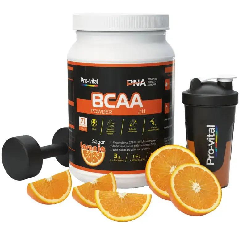 Recipiente de BCAA em pó com laranjas, um haltere e um shaker sobre um fundo branco.