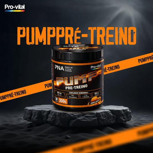 Embalagem do suplemento de energia Pump Pro-Vital colocada em cima de um pedestal de pedra cinzenta escura, rodeada por fitas promocionais cor de laranja com efeito de luz ao fundo.