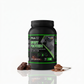 Proteína Whey Pro-Vital de 1kg com sabor a chocolate, apresentada num fundo branco com reflexo, acompanhada por pedaços de chocolate e uma colher de proteína em pó para recuperação muscular.