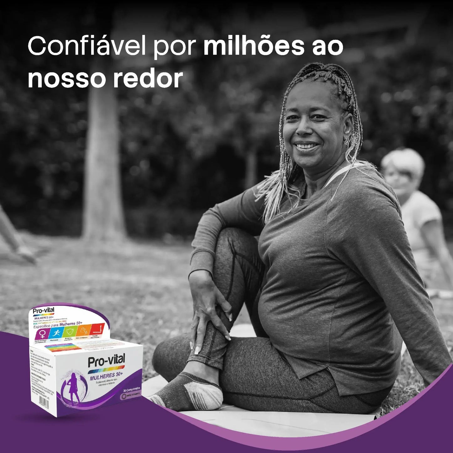Mulher sénior ativa a praticar ioga no parque com o multivitamínico Pro-vital Mulheres 50+, ideal para vitalidade e saúde em Angola.